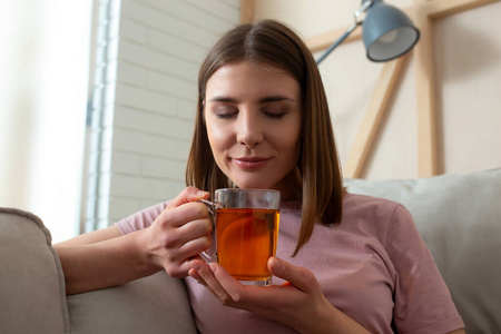 女性在家闭眼闻茶香图片