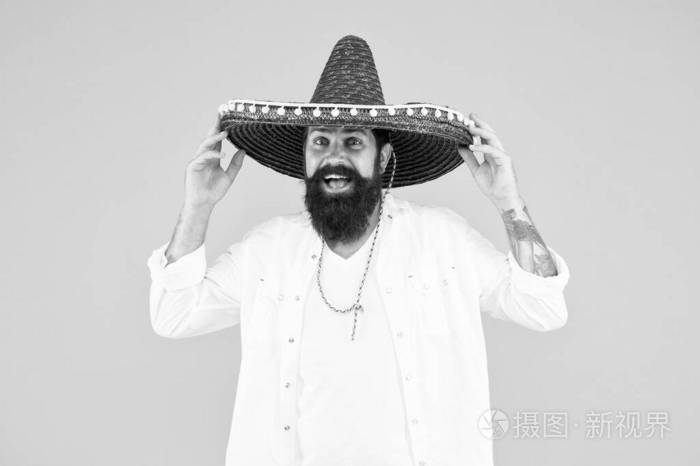 探索墨西哥文化.庆祝墨西哥传统节日.戴着草帽的快乐男人.计划暑假.