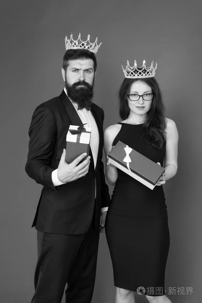 大胡子男人和性感女人得到了奖励.国王和王后夫妇.皇室成员.奖品奖励.