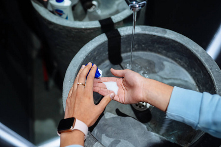 妇女洗手以防冠状病毒