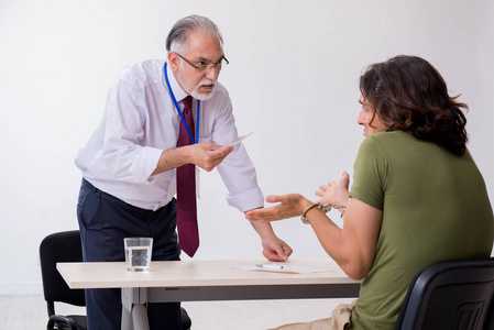 在审前羁押中会见辩护律师照片