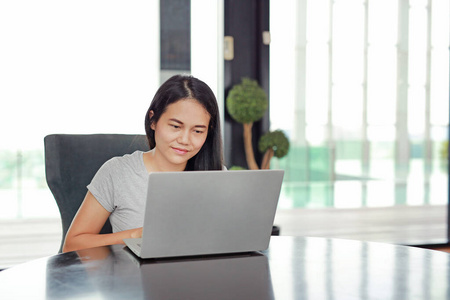 泰国 窗口 教育 因特网 美丽的 沙发 笔记本电脑 微笑