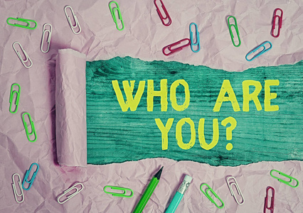 写下你在问谁。展示询问某人身份或个人信息的商业照片。