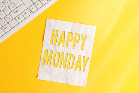 显示星期一快乐的文字标志。概念照片告诉他个人订单祝他新的一周伟大的复制空间在笔记本上黄色的背景上，电脑键盘放在桌上。
