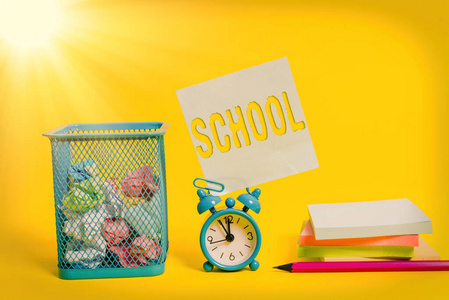 写好学校的便条。商业照片显示任何一个机构的指示，特别是学科，闹钟，铅笔笔记，纸球，容器垫，彩色背景。
