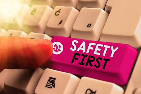 手写文本安全第一。概念意义过去常说最重要的是安全。