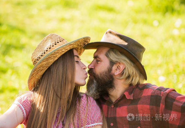 爱与和谐戴帽子的大胡子牛仔亲吻可爱的女友相爱的情侣浪漫的吻快乐的