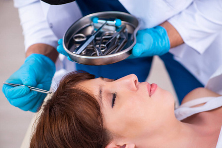 验尸官在停尸房检查照片