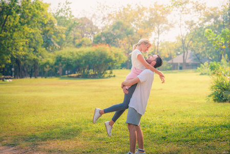 成人 夫妇 日落 浪漫 夏天 家庭 闲暇 公园 美丽的 微笑