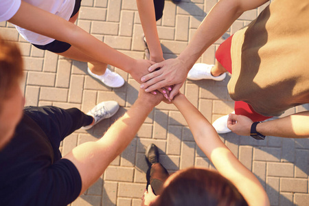 团结在爱里图片