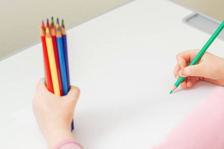 纸张 学龄前儿童 中心 艺术家 创造力 幻想 宝贝 蜡笔