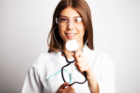 医生带着护目镜和听诊器在她的工作区