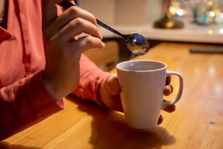 一个人手拿茶杯图片图片