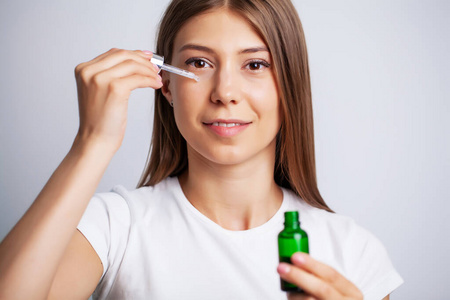 手拿化妆品化妆图片