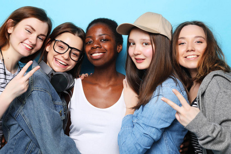 欢快的欧洲,亚洲和非洲女性.照片