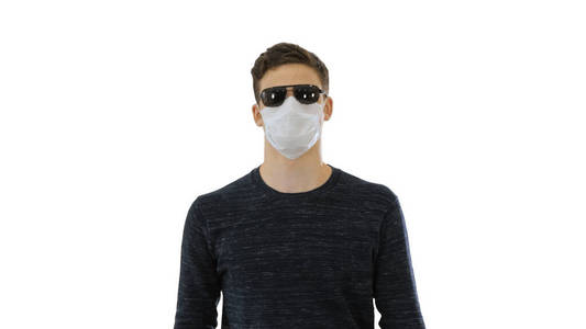 戴面罩,戴墨镜,白底行走的盲人.照片