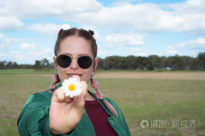 成人 挑逗 白种人 天空 面对 女人 面部 外部 自由 自然