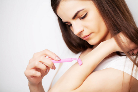 刮头发美女用剃须刀刮头发照片