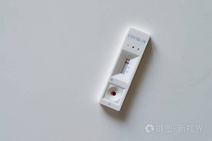 用快速检测仪对家庭厨房餐桌上的covid19新型冠状病毒检测呈阴性结果