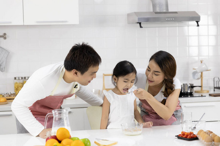 食物 微笑 烹饪 快乐 享受 女孩 童年 妈妈 早餐 小孩