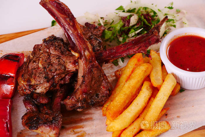 烤羊排胡椒番茄薯条番茄酱洋葱