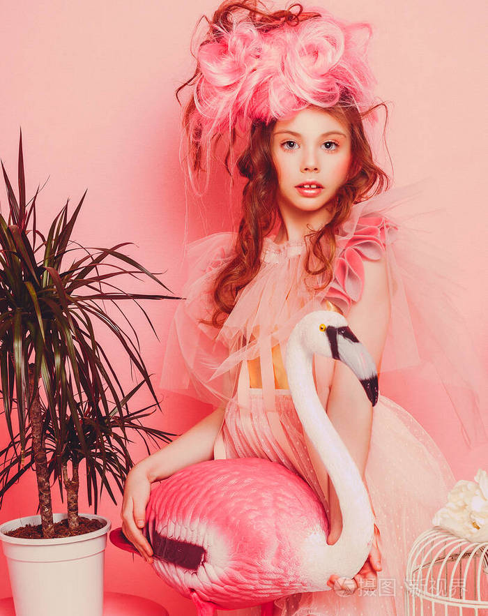 漂亮的小公主穿着粉红色的裙子照片-正版商用图片2dlpvd-摄图新视界