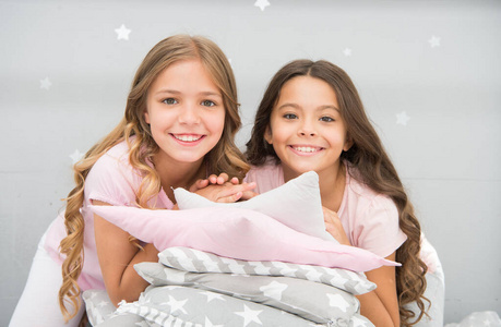 可爱舒适的小女孩卧室.姐妹们在卧室里玩得很开心.童年概念.