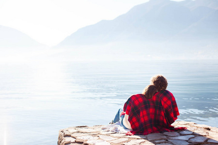 一对相爱的情侣在冬天的海边拥抱.