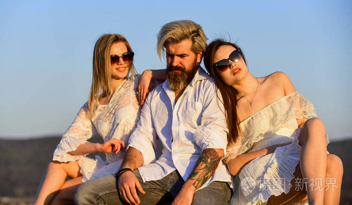 屋顶派对.时髦的时髦女装.女人和男人拥抱