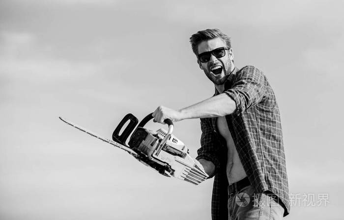 手拿电锯的伐木工人男子气概概念锋利的刀刃危险的工作有男子气概强力