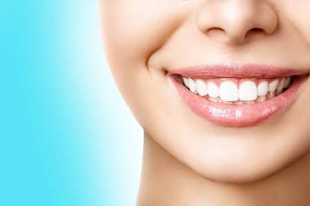 口腔护理美白女性图片