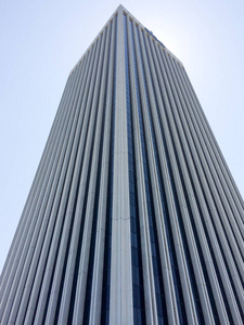 现代摩天大楼与蓝天