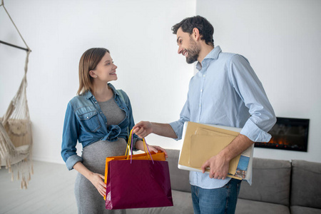 回家的感觉这对幸福的年轻夫妇购物回家感觉很好照片