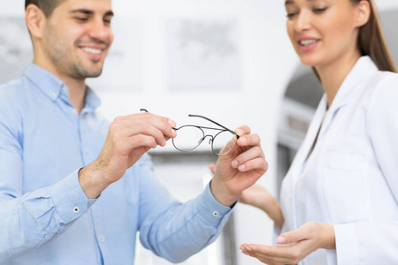 验光师帮男人挑选矫正眼镜照片
