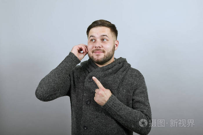 惊男握着手脸用食指指指方向困惑的人