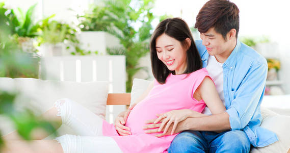 腹部 微笑 妻子 中国人 沙发 女人 亚洲 期待 身体 为人父母