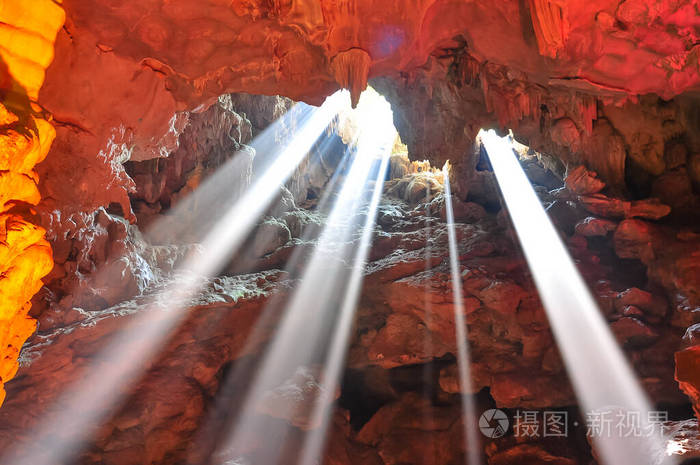 越南夏龙湾世界遗产地，五颜六色的阳光照进洞穴