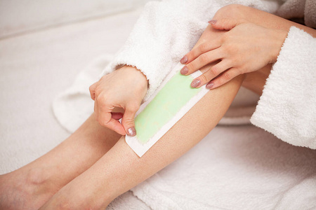 在家里浴室里做脱毛的女人照片