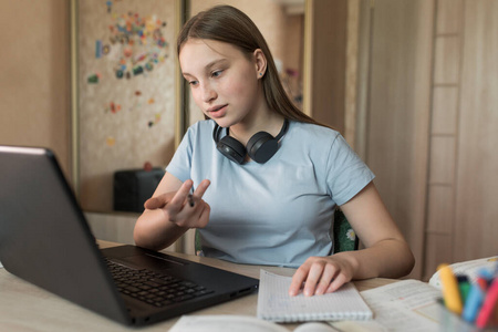 一位年轻的老师在网上上课. 社交媒体营销的矢量