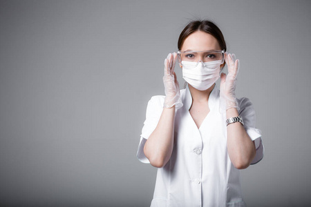 如何预防冠状病毒医生穿着白大褂,戴着医用面罩,戴着护目镜和手套