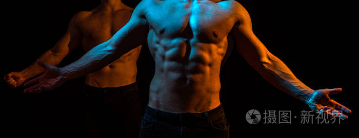 肌肉发达的年轻人穿着黑色背心 露出腹肌 男性腹肌 健身腹肌 男人六包 照片 正版商用图片2dntrg 摄图新视界