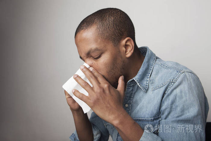 受惊吓的黑人男性哭泣害怕某事在白色工作室背景下摆出姿势表达焦虑和