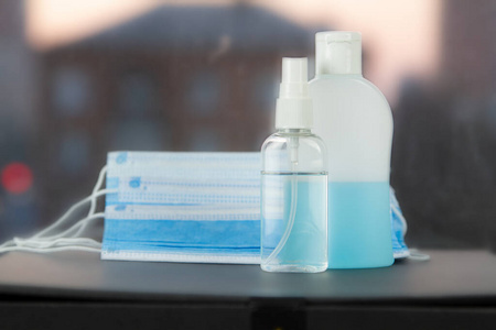 两个冠状病毒洗手液手卫生和预防冠状病毒防护医用外科口罩在城市背景
