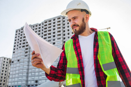 男建筑工程师。在建筑工地绘制蓝图的建筑师。建设理念