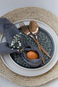 复活节餐桌设置亚麻餐巾和陶瓷餐具