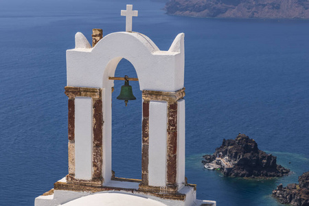 圣托里尼教堂钟声在奥亚村望向爱琴海，圣托里尼，希腊