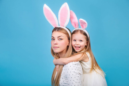 春天 女孩 打猎 庆祝 兔子 演播室 小孩 微笑 团结 幸福