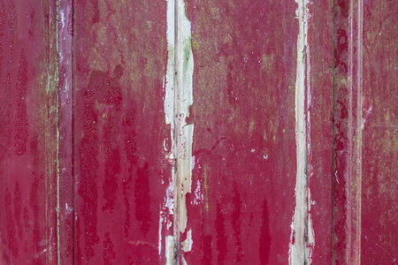 老木头的纹理。背景为红白相间的旧漆