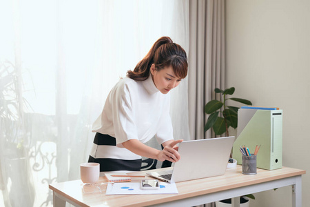 韩国人 笔记本电脑 女人 技术 商业 学习 工作 内容 报告