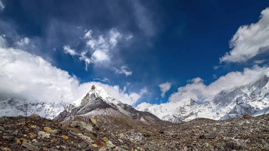 位于喜马拉雅山脉珠穆朗玛峰地区，海拔9米。